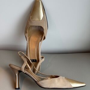 Gorgeous vintage Stuart Weitzman 8.5B gold toe slimgback